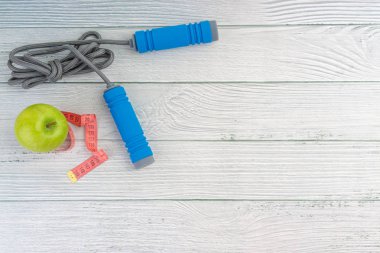 Üst veya düz elma meyve görünümü yatıyordu ve ahşap arka plan üzerinde kopya alanı alanı ile ip atlama. Sağlıklı bir kavram. Seçici odaklama.