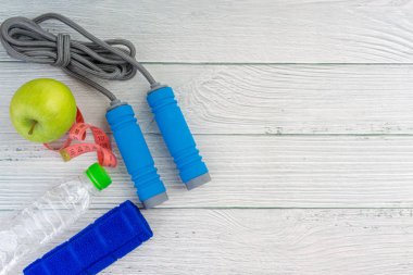 Üst veya düz elma meyve görünümü yatıyordu ve ahşap arka plan üzerinde kopya alanı alanı ile ip atlama. Sağlıklı bir kavram. Seçici odaklama.