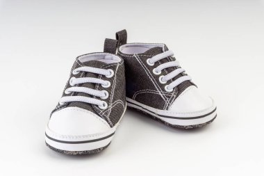 Beyaz arka planda bebek ayakkabıları. Seçici odaklama