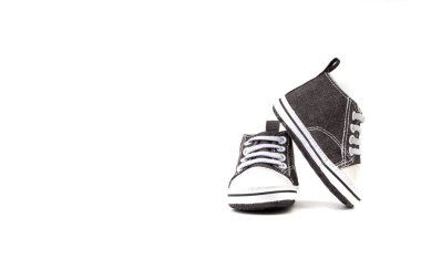 Beyaz arka planda bebek ayakkabıları. Seçici odaklama ve kırpma parçası