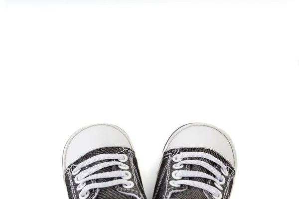 Sapatos Bebê Fundo Branco Foco Seletivo Fragmento Cultura — Fotografia de Stock