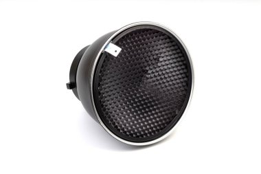 Stüdyo strobes ve beyaz arka plan üzerinde yanıp söner için petek ızgara aksesuar ile reflektör. Seçici odaklama