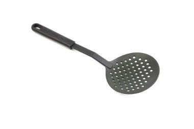 Siyah mutfak spatula gereçleri veya mutfak yakın çekim beyaz arka plan üzerinde izole