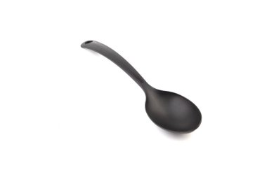 Siyah mutfak kaşık gereçleri veya mutfak gereçleri closeup beyaz arka plan üzerinde izole