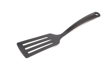 Siyah mutfak spatula gereçleri veya mutfak yakın çekim beyaz arka plan üzerinde izole