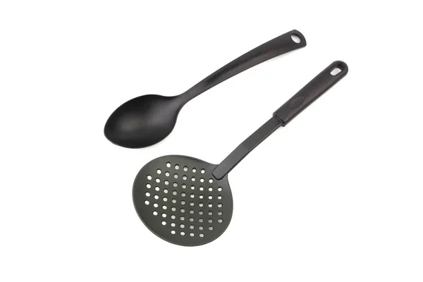 黑色厨房铲子和勺子用具或厨具特写隔离在白色背景 — 图库照片