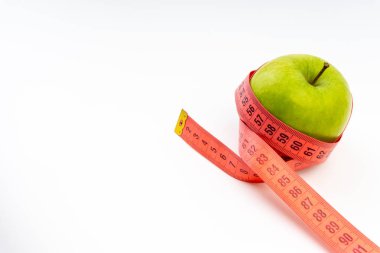 Kırmızı ölçüm bandı ile yeşil elma. Seçici odak