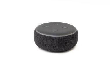 Kuala Lumpur-24 Temmuz 2019: Amazon Echo dot hoparlör Alexa Voice Service etkin tanıma sistemi beyaz arka planda