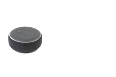 Kuala Lumpur-24 Temmuz 2019: Amazon Echo dot hoparlör Alexa Voice Service etkin tanıma sistemi beyaz arka planda