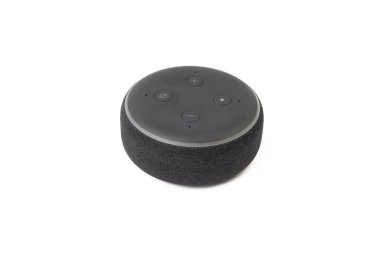 Kuala Lumpur-24 Temmuz 2019: Amazon Echo dot hoparlör Alexa Voice Service etkin tanıma sistemi beyaz arka planda