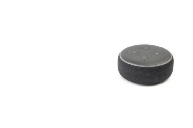 Kuala Lumpur-24 Temmuz 2019: Amazon Echo dot hoparlör Alexa Voice Service etkin tanıma sistemi beyaz arka planda