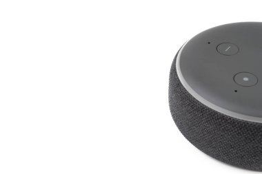 Kuala Lumpur-24 Temmuz 2019: Amazon Echo dot hoparlör Alexa Voice Service etkin tanıma sistemi beyaz arka planda