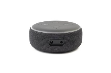 Kuala Lumpur-24 Temmuz 2019: Amazon Echo dot hoparlör Alexa Voice Service etkin tanıma sistemi beyaz arka planda
