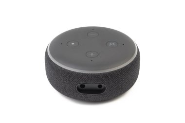 Kuala Lumpur-24 Temmuz 2019: Amazon Echo dot hoparlör Alexa Voice Service etkin tanıma sistemi beyaz arka planda