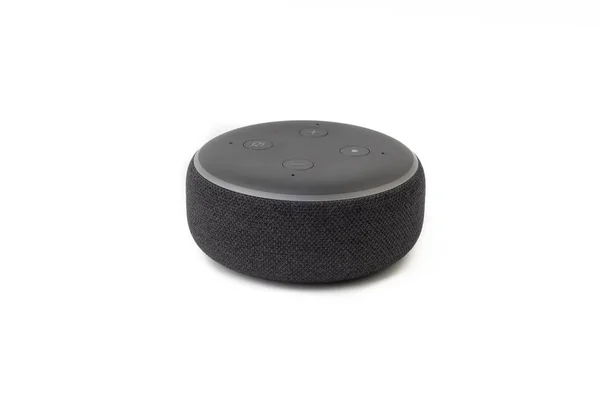 Kuala Lumpur-24 Temmuz 2019: Amazon Echo dot hoparlör Alexa Voice Service etkin tanıma sistemi beyaz arka planda