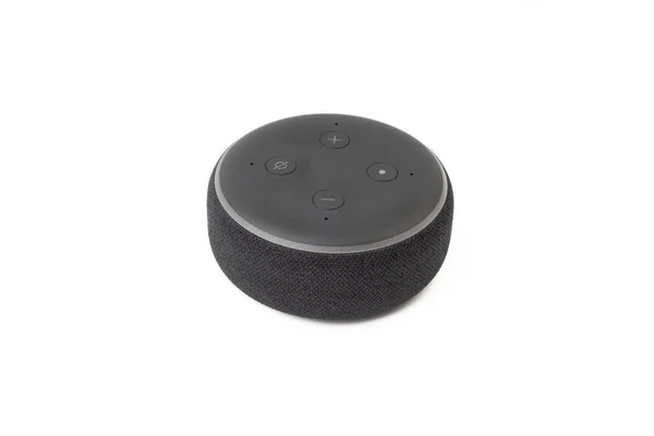 Kuala Lumpur-24 Temmuz 2019: Amazon Echo dot hoparlör Alexa Voice Service etkin tanıma sistemi beyaz arka planda