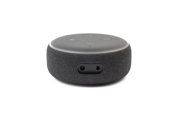 Kuala Lumpur-24 Temmuz 2019: Amazon Echo dot hoparlör Alexa Voice Service etkin tanıma sistemi beyaz arka planda