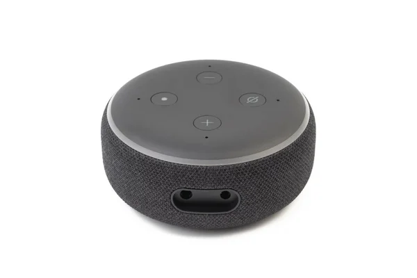 Kuala Lumpur-24 Temmuz 2019: Amazon Echo dot hoparlör Alexa Voice Service etkin tanıma sistemi beyaz arka planda