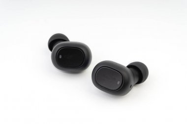 Beyaz arka planda kablosuz kulaklık veya kulaklıklar