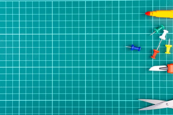 白緑の切断マットの背景にナイフカッター はさみと静止 選択的なフォーカスとコピースペース — ストック写真
