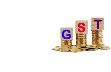 Renkli ahşap blok ve beyaz arka plan üzerinde yığılmış sikke ile Gst veya Vergi Kavramı