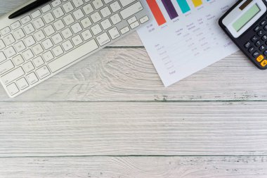 Klavye, kalem, ahşap arka plan üzerinde evrak ile ofis çalışma alanı düz yatıyordu. İş kavramı ve Kopyalama alanı