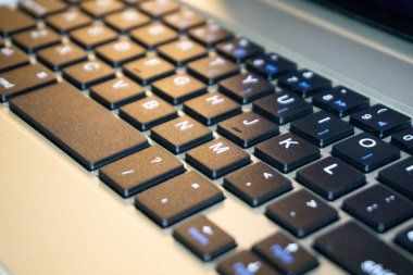 Seçici odak ve bulanık arka plan ile dizüstü bilgisayar klavyesi yakın çekim. İş kavramı ve Kopyalama alanı