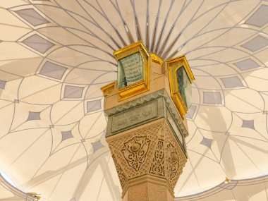 Medine, Suudi Arabistan - 22 Mart 2018: Medine 'deki Nabawi Camii' nin (Peygamber Camii) dış görünümü. Seçici odak