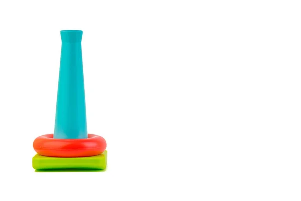 Plastic Speelgoedpiramide Een Witte Achtergrond Games Copy Ruimte Concept — Stockfoto