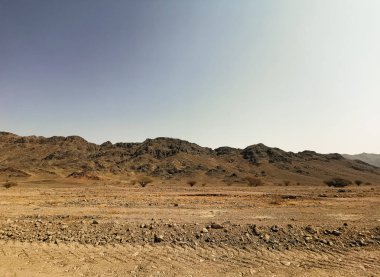 Aşırı sıcak havada çöl manzarası. Seyahat kavramı