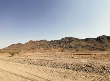 Aşırı sıcak havada çöl manzarası. Seyahat kavramı