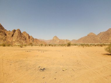 Aşırı sıcak havada çöl manzarası. Seyahat kavramı