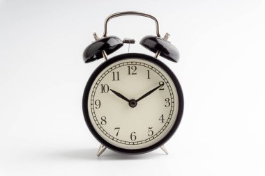Alarm Saati seçici odak ve kırpma parçasına sahip beyaz arkaplanda izole edildi