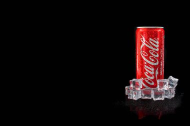 Kuala Lumpur, Malezya - 5 Mart 2020: Siyah arkaplanda kola içeceği. Coca Cola, Pepsi içeceğinin rakibidir. Boşluğu Kopyala