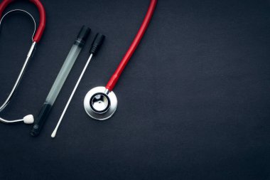 Tıbbi örnek ve steteskop siyah arka planda. Sağlık ve fotokopi alanı kavramı