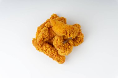 Kızarmış tavuk filetosu beyaz arka planda izole edilmiş. 