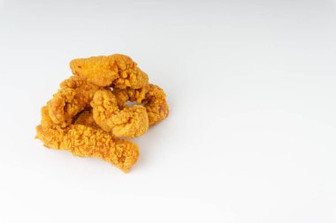 Kızarmış tavuk filetosu beyaz arka planda izole edilmiş. 