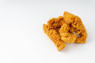 Kızarmış tavuk filetosu beyaz arka planda izole edilmiş. 