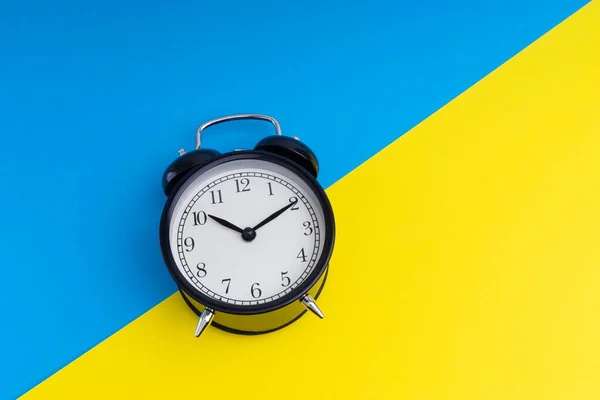 Reloj Despertador Sobre Fondo Azul Amarillo Concepto Negocio —  Fotos de Stock