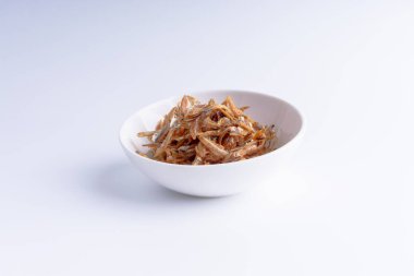 Kavanozda kızartılmış ançüez seçici odaklanma ve kırpma parçalarıyla yakın çekim