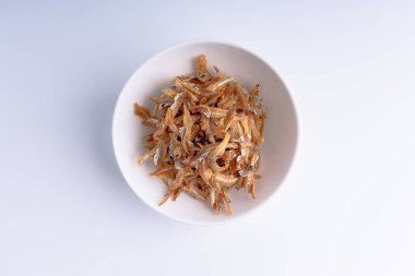 Kavanozda kızartılmış ançüez seçici odaklanma ve kırpma parçalarıyla yakın çekim