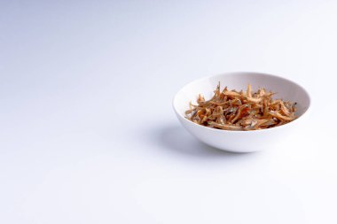 Kavanozda kızartılmış ançüez seçici odaklanma ve kırpma parçalarıyla yakın çekim