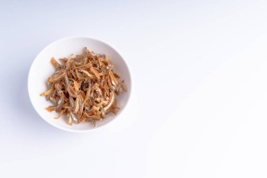 Kavanozda kızartılmış ançüez seçici odaklanma ve kırpma parçalarıyla yakın çekim