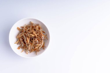 Kavanozda kızartılmış ançüez seçici odaklanma ve kırpma parçalarıyla yakın çekim