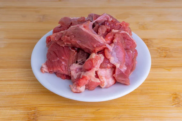 Steak Mentah Segar Daging Sapi Pada Latar Belakang Kayu Dengan — Stok Foto