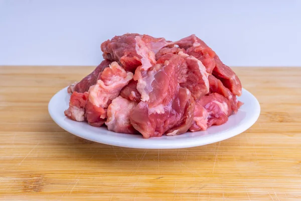 Tahta Arka Planda Seçici Odaklı Taze Çiğ Biftek — Stok fotoğraf