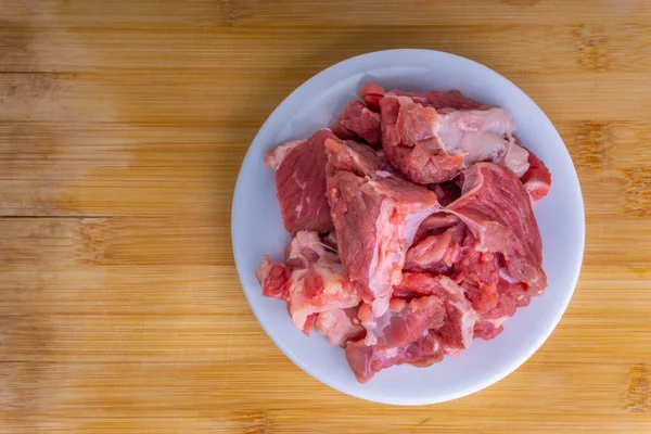 Bife Carne Crua Fresco Fundo Madeira Com Foco Seletivo — Fotografia de Stock