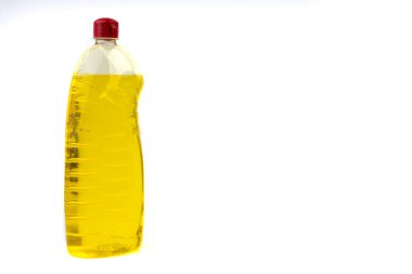 Bulaşık deterjanı ya da beyaz arka planda izole edilmiş plastik şişedeki sabun. Seçici odak ve boşluk konseptini kopyala