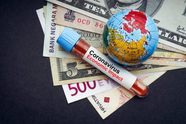 CORONAVIRUS ECONOMIC IMPACT metin para banknotları, dünya küresi ve kan testi vakum tüpü siyah arka planda. Covid-19 veya Coronavirus Kavramı 