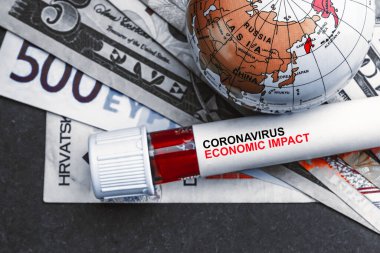 CORONAVIRUS ECONOMIC IMPACT metin para banknotları, dünya küresi ve kan testi vakum tüpü siyah arka planda. Covid-19 veya Coronavirus Kavramı 